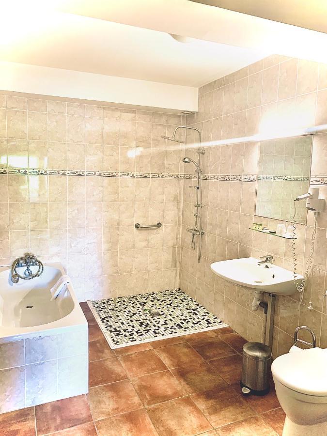 ホテル Le Petit Roche Serrières-en-Chautagne エクステリア 写真